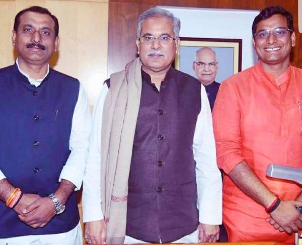मुख्यमंत्री भूपेश बघेल के साथ बाएं धर्मेंद्र यादव और दाएं विधाक देवेंद्र यादव।