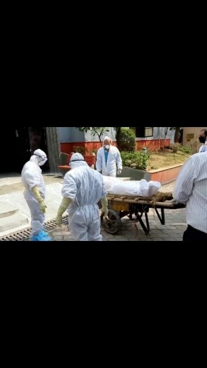Corona virus पीड़ित महिला का कुछ इस तरह हुआ अंतिम संस्कार