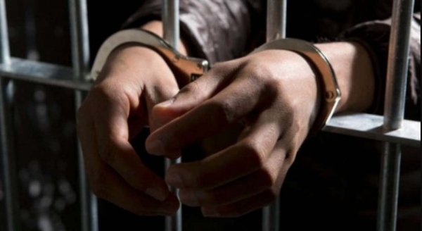 सात खाकी वर्दीधारी सूने मकान में 52 परियों के साथ पकड़े गए