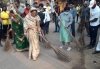 झाड़ू लेकर सड़क पर उतरीं पद्मश्री फुलबासन यादव, तिरंगे के सम्मान में किया श्रमदान