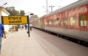 रायगढ़ स्टेशन में कोरोना संदिग्ध को उसके साथी के साथ उतारा गया, कोच को सेनिटाइज करने के बाद रवाना की गई ट्रेन