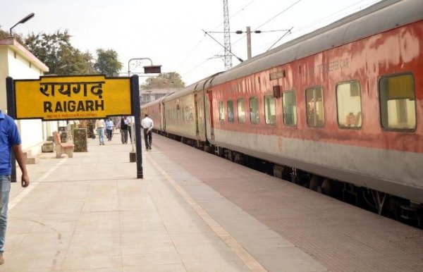 रायगढ़ स्टेशन में कोरोना संदिग्ध को उसके साथी के साथ उतारा गया, कोच को सेनिटाइज करने के बाद रवाना की गई ट्रेन