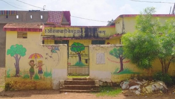 आंगनबाड़ी भवन जर्जर, सामुदायिक भवन में पढ़ने मजबूर नॉनिहाल बच्चे