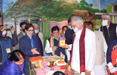 गोबर की लकड़ी, ईंट, गमले, खिलौने, और भी जाने क्या-क्या… प्रदेश का पहला गोधन एम्पोरियम अंबिकापुर में
